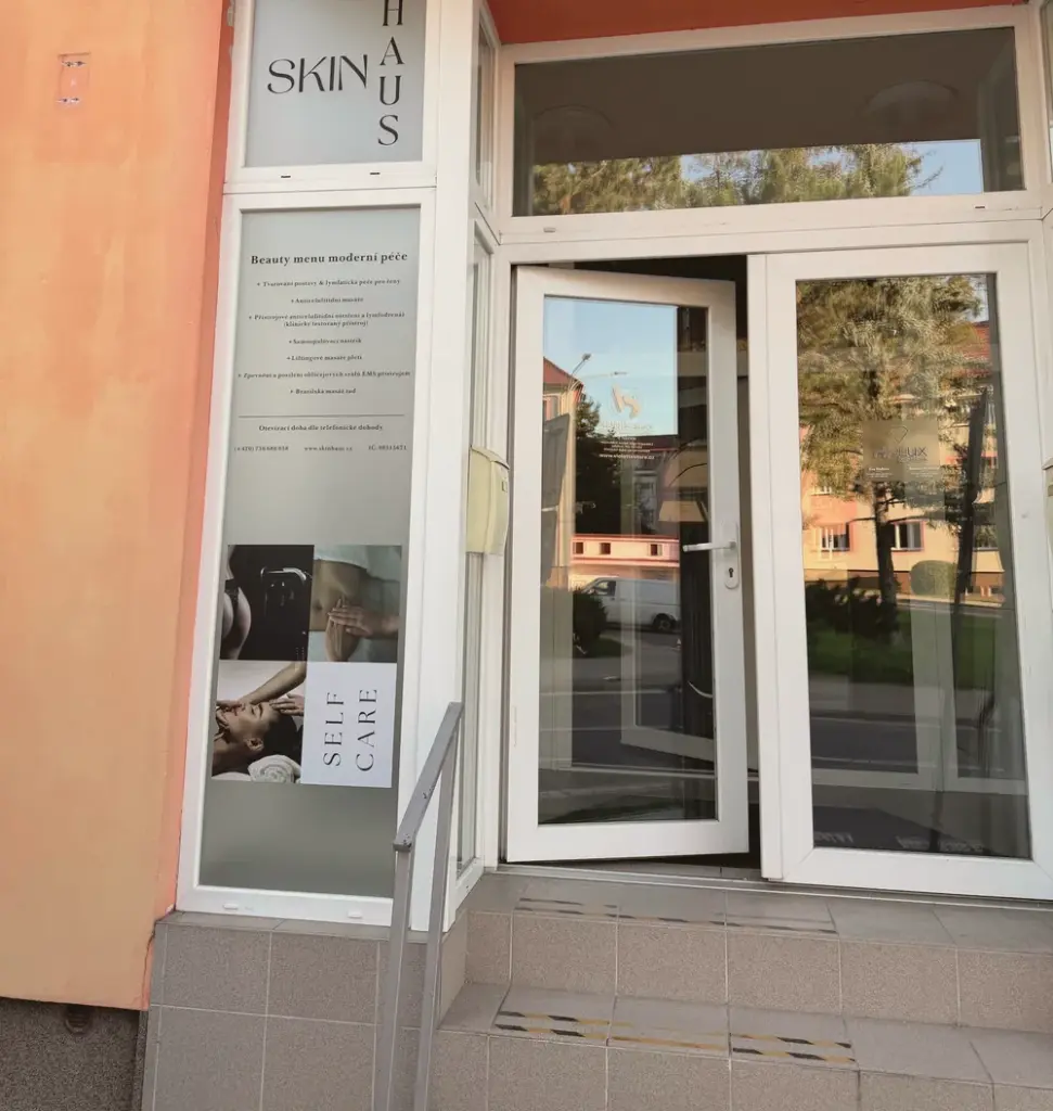 Vchod do salonu SKINHAUS, Smetanova 2395/8, Blansko