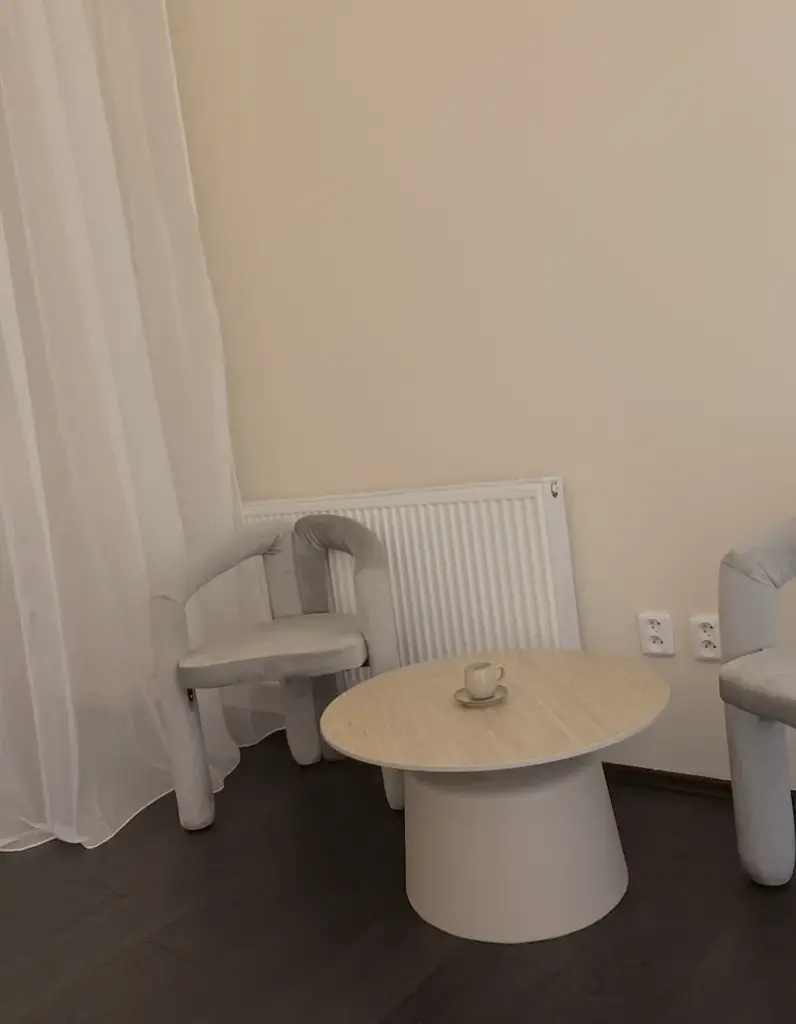 Čekárna salonu SKINHAUS s křeslem a stolkem